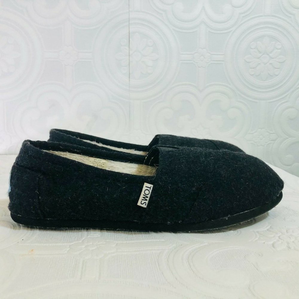 TOMS gray Fleece and Fur lined slip on. W9